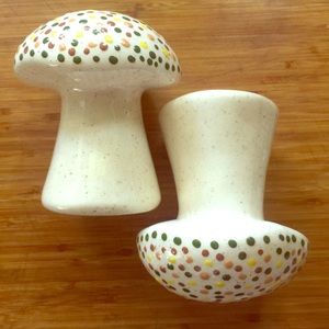 🍄Vintage 1970’s Mushroom Salt and Pepper Shakers